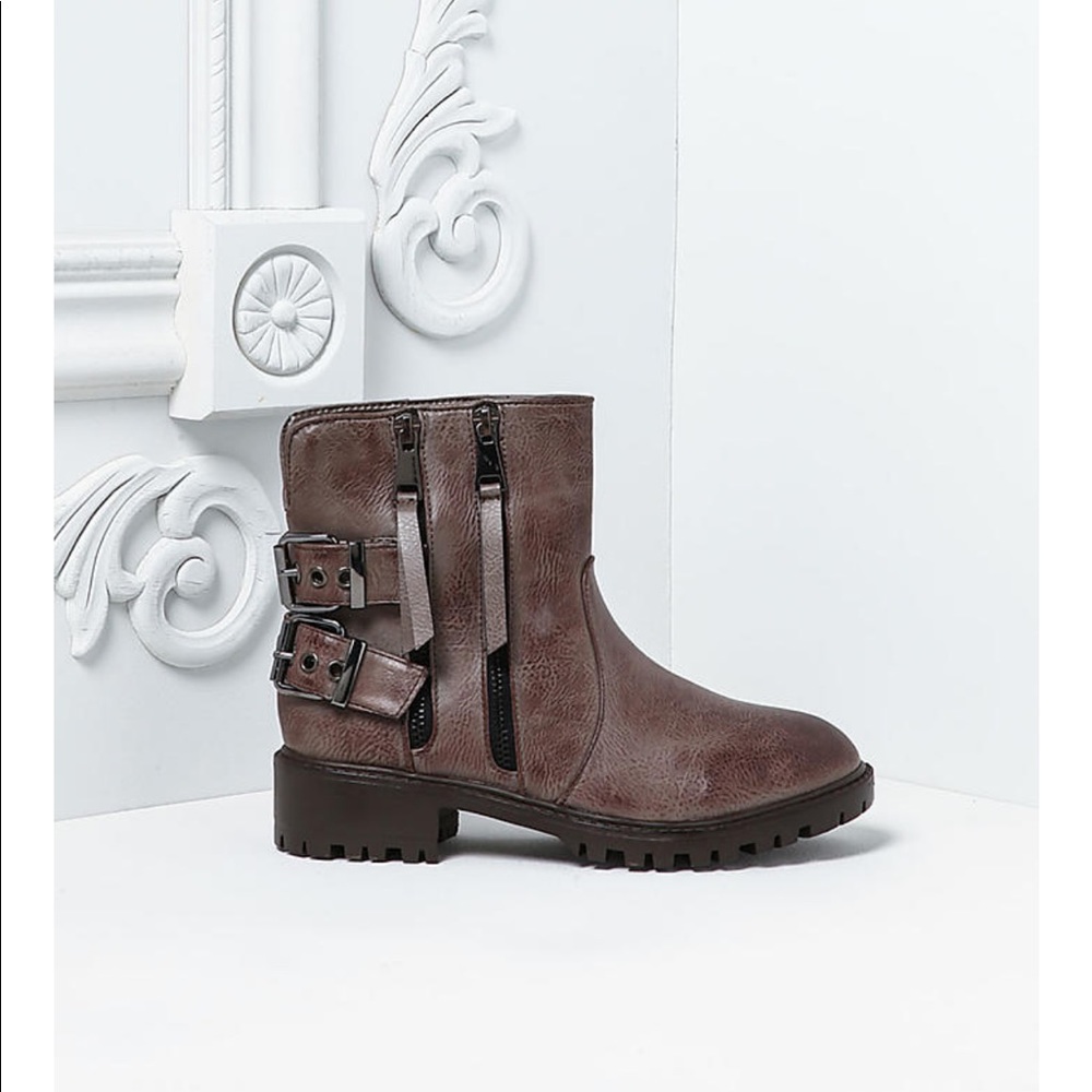 Qupid Walsh-04 Black PU double buckle Booties